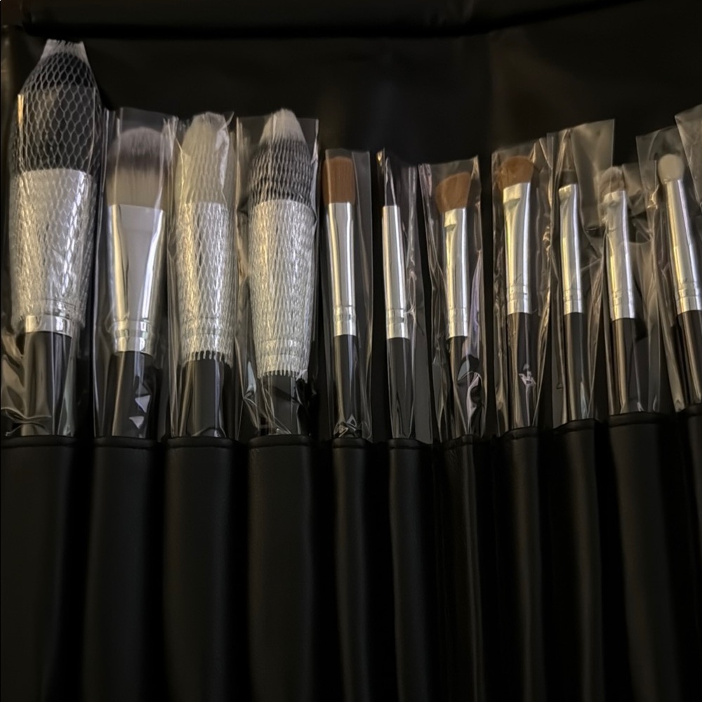 Marilyn Monroe 12 pc makeup brush set Black Clutch NEW - Picture 3 of 4